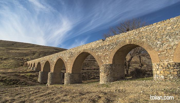   Borujerd-Hatam Castle Bridge (toiran.com/Photo by Shahin Kamali)