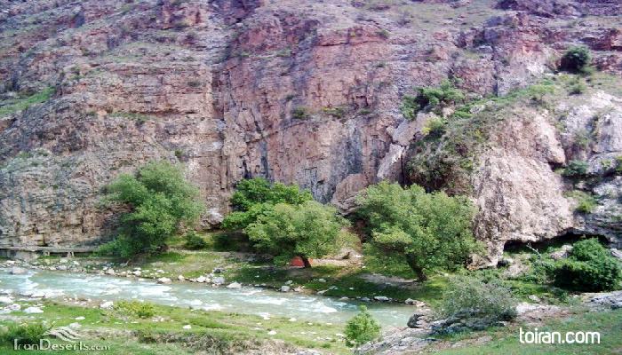  Maku-Qaleh Joogh Waterfall (toiran.com)
