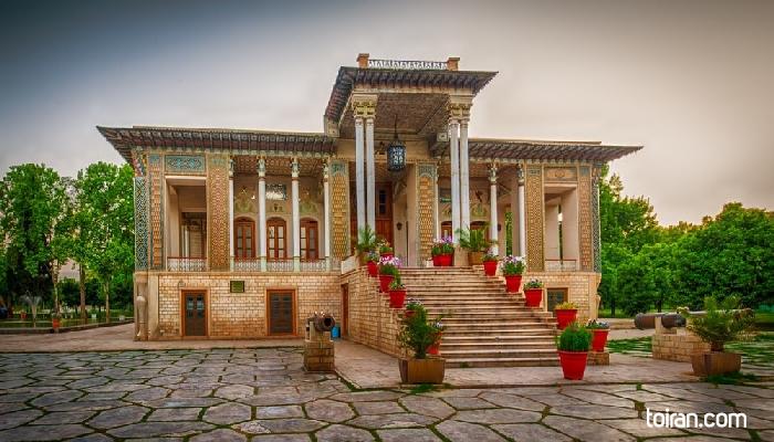 Shiraz- Afif
 Abad
 Garden
 (toiran.com)

